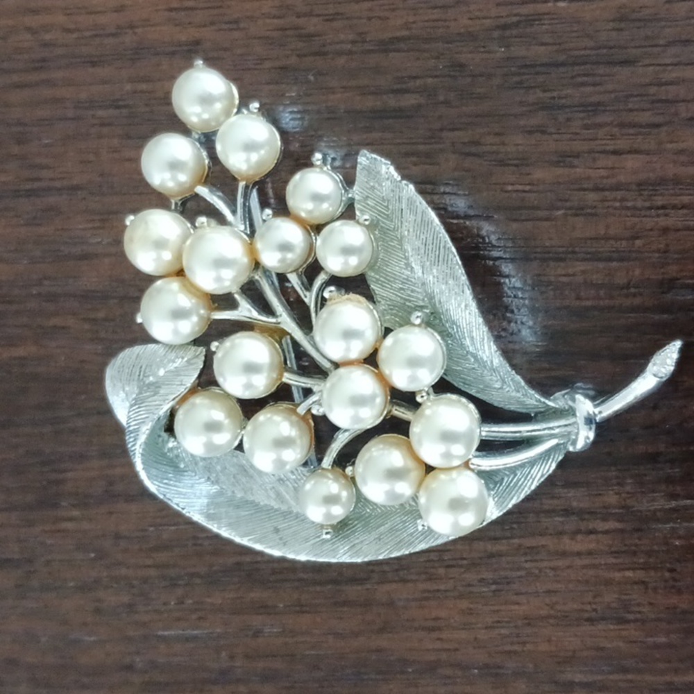 Vintage Lisner Signed Brooch/Pen Silvertone Faux Pearls
